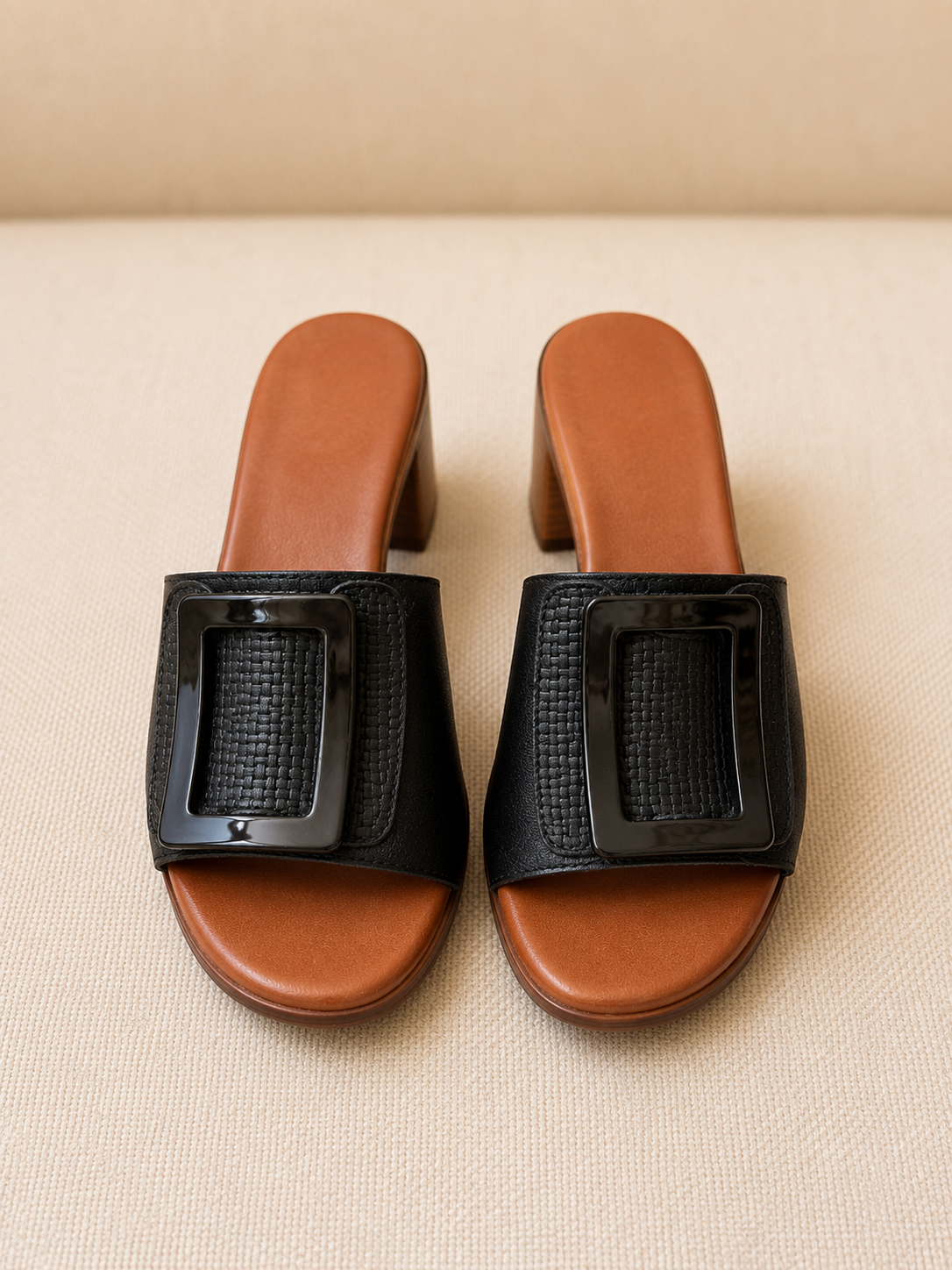 Mocassins noirs à détail orange - Image 2